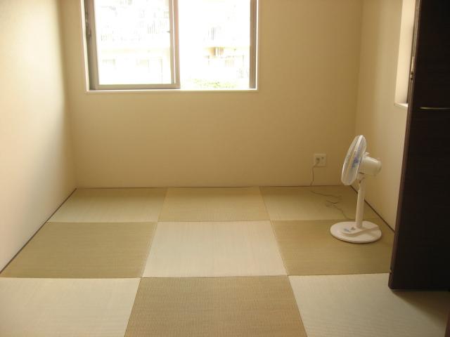 Non-living room. No helicopter Ryukyu tatami! Stylish Japanese-style checkered pattern.