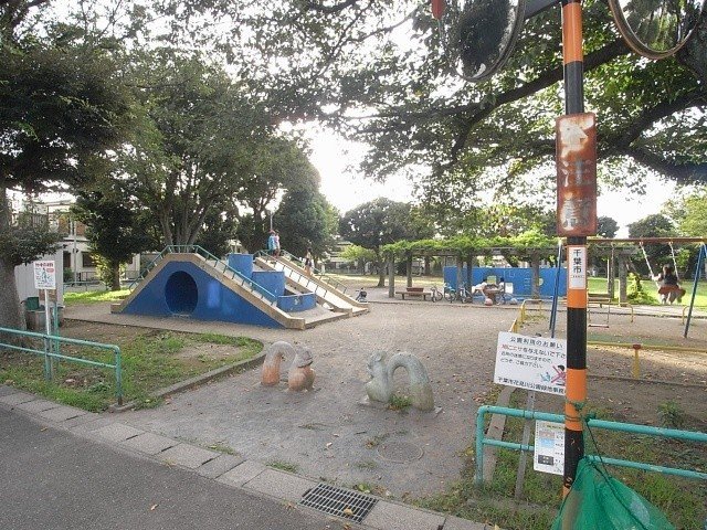 park. 10m to Higashihanazono park (park)