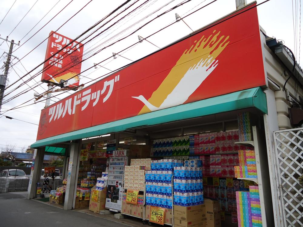 Drug store. Tsuruha 380m to drag Makuhariten