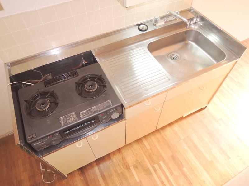 Kitchen. Two-burner stove with large kitchen. Ease dishes