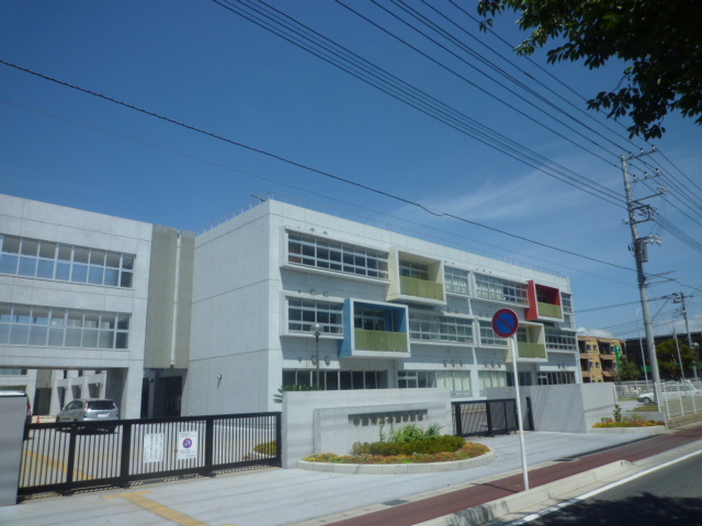 Junior high school. 713m until the Chiba Municipal Garden junior high school (junior high school)