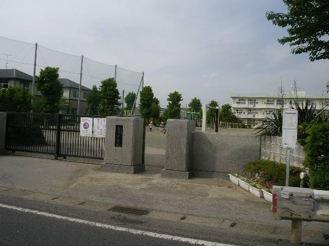 Primary school. 581m up to elementary school Chiba Ritcho work