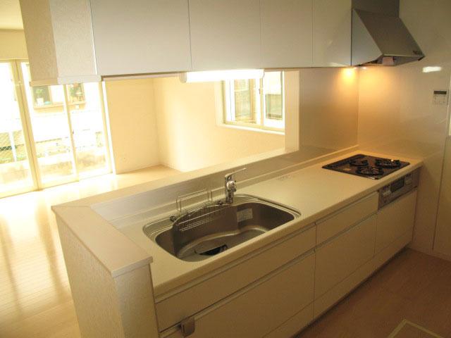 Same specifications photo (kitchen). Conversation while cooking is also fun