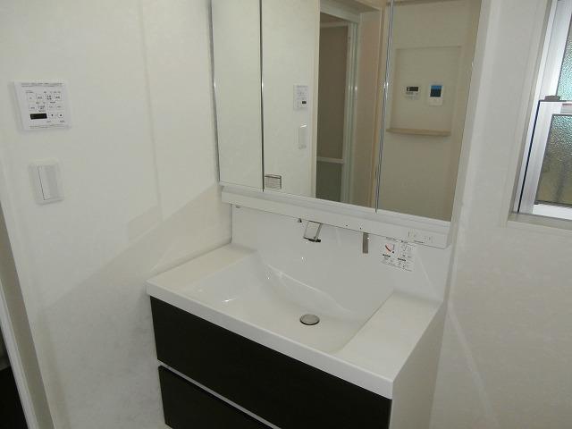 Bathroom. Indoor (12 May 2013) Shooting