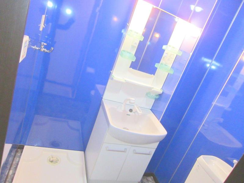 Washroom. Ingenious wall color. Produce the brightness, etc..