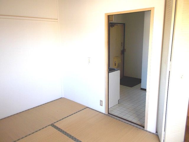 Living and room. Is a Japanese-style room.