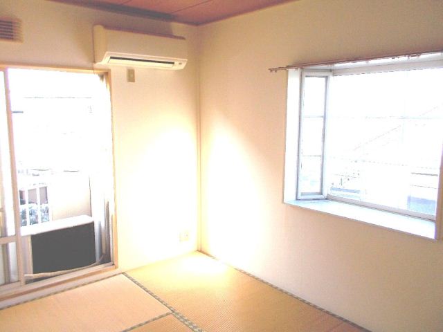 Living and room. Is a Japanese-style room.