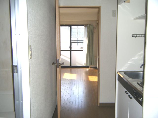 Kitchen. This room portion as viewed from around the kitchen.