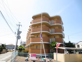 Building appearance. It is a quiet residential area ~