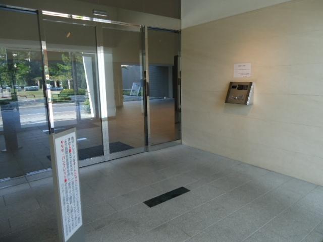 Entrance. Kazejo room. Visitors who can be found in the intercom with a monitor.