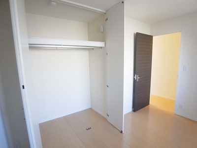 Living and room. In Western-style to become a bedroom, There is housed a large amount of closet.