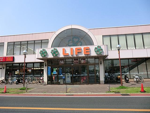 Supermarket. 600m up to life Miyanogi shop
