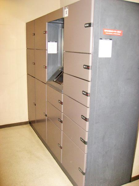 Other common areas. Delivery locker capable of receiving luggage during absence
