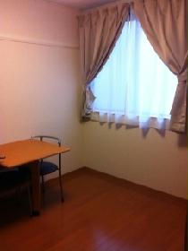 Living and room. curtain ・ table ・ Also equipped with a chair