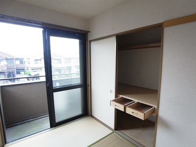 Living and room. About 6 Pledge of Japanese-style room. Storage also enhance.