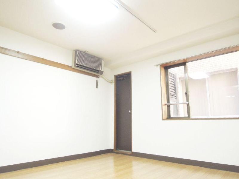 Living and room. Air conditioning equipment ・ It comes with lighting equipment! !