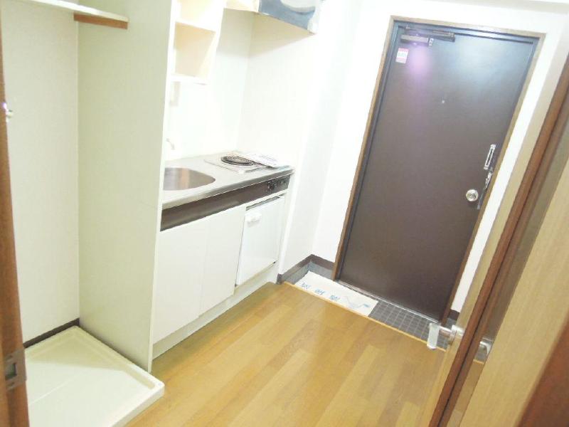 Living and room. Kitchen space ・ Entrance spread! It is a storage rack is happy