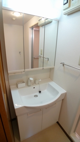 Washroom. Large three-sided mirror independent wash basin ☆