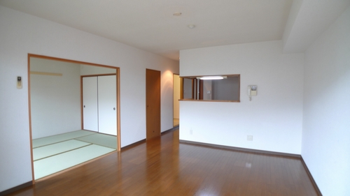 Living and room. Spacious LDK ☆ Bouncy also interact in a face-to-face