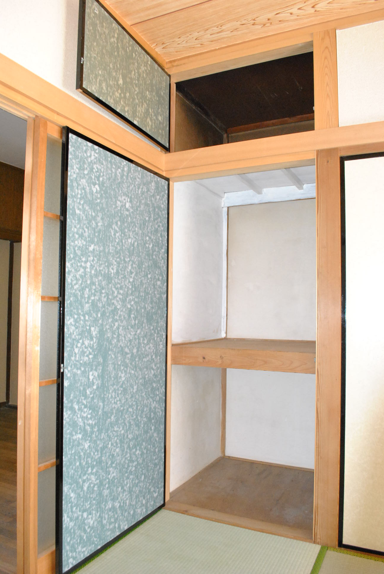 Receipt. Hammer closet ・ Upper closet (Japanese-style room 6 quires)