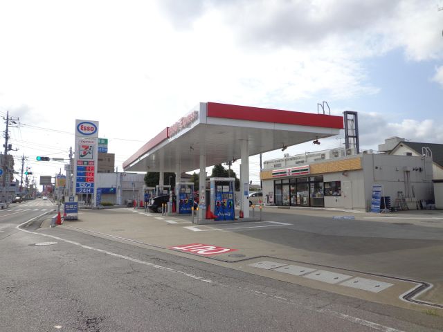 Convenience store. 140m to Seven-Eleven (convenience store)