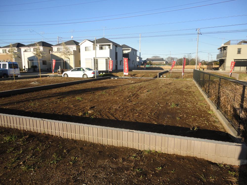 Local land photo. 131 city blocks No. B land 2,280 yen. Shooting from the south. Although front 6m road is the northeast side, Because that is a long site from north to south, Is erected building plan that ensures the day. (December 2013) Shooting