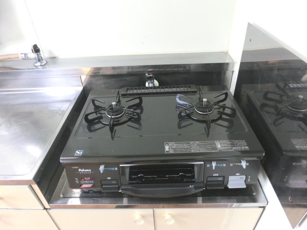 Kitchen. Stove new