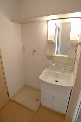 Washroom. Space that can be stored is also on top of the wash basin!