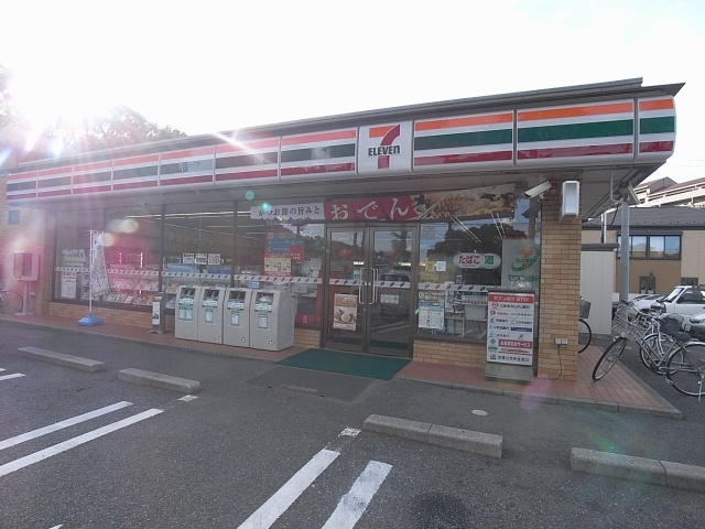 Convenience store. 825m to Seven-Eleven (convenience store)