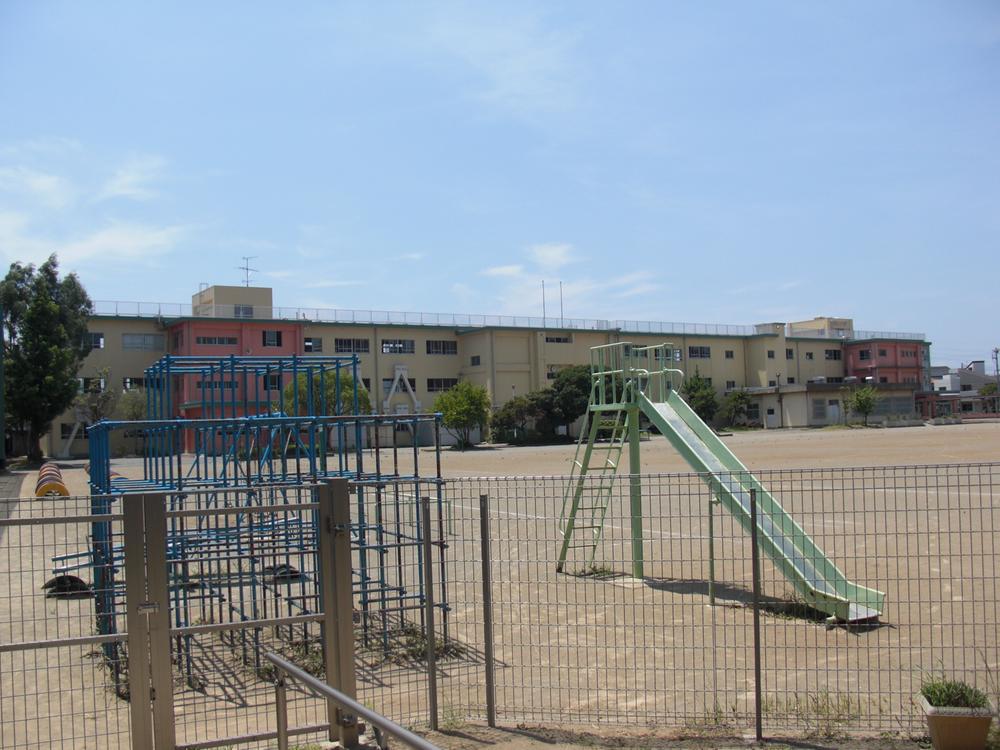 Primary school. It was increased by one grade a class of 300m this year to Makuhari east elementary school. It is a popular area. (4 minutes walk)