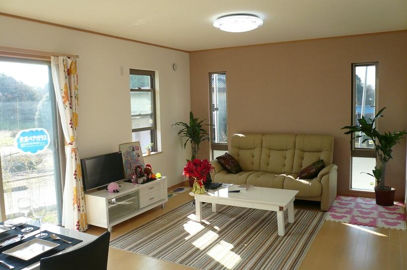Same specifications photos (living). South-facing living room that the sun of the sun enters the Sansan (same specification ・ Model house in the photos)