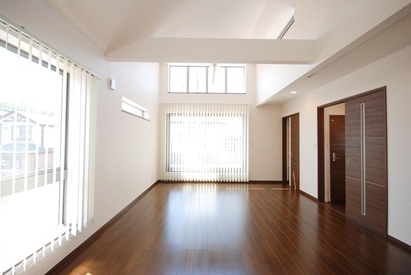 Same specifications photos (living).  [Living example of construction photos] The height out in the atrium gradient ceiling, You can experience the additional brightness and sense of liberation by installing the window to the top.