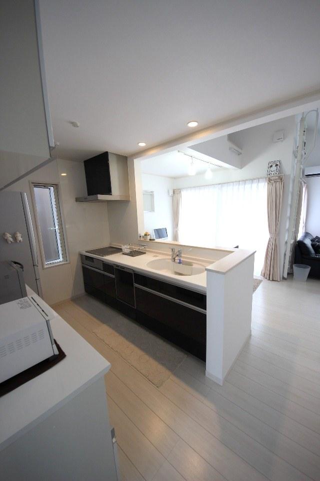 Same specifications photo (kitchen).  [Kitchen construction example photo] By not install the cupboard hanging on the kitchen top, It will be a feeling of freedom kitchen.