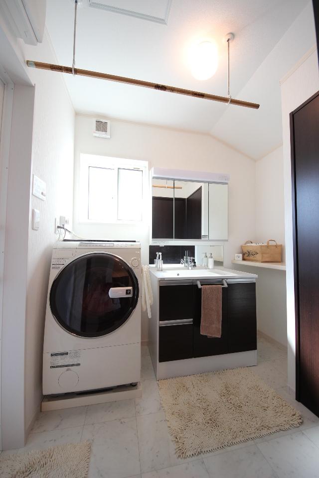 Wash basin, toilet.  [Wash room construction example photo] We established the wash basin of easy-to-use 900mm size.