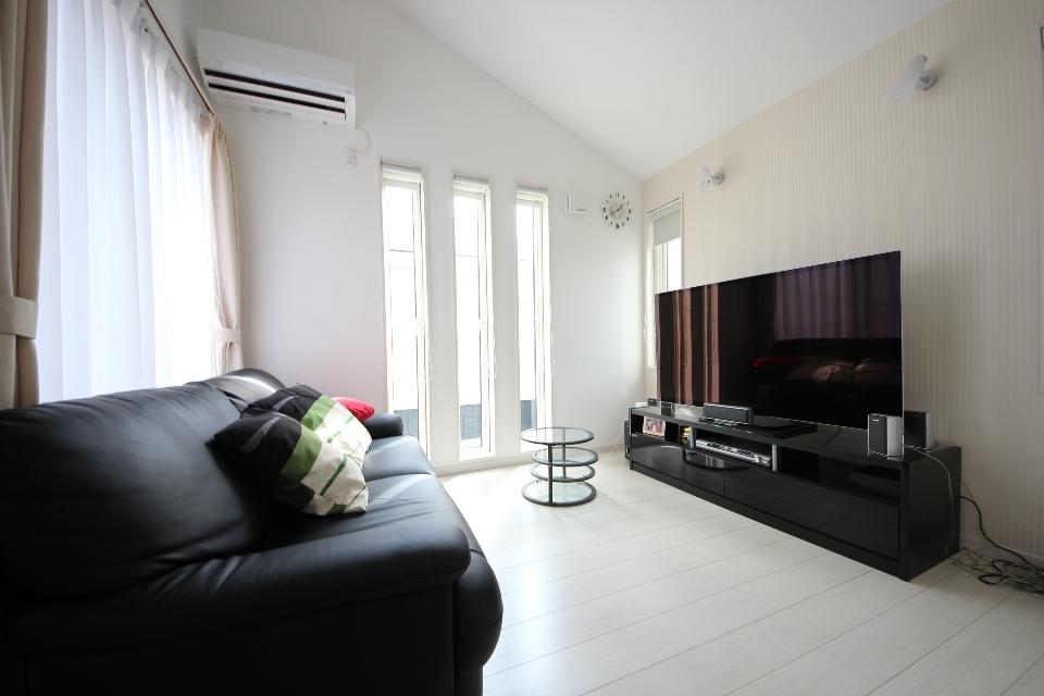 Other.  [Living example of construction photos] The flooring and joinery, etc., Now bright space by the fact that the white keynote.