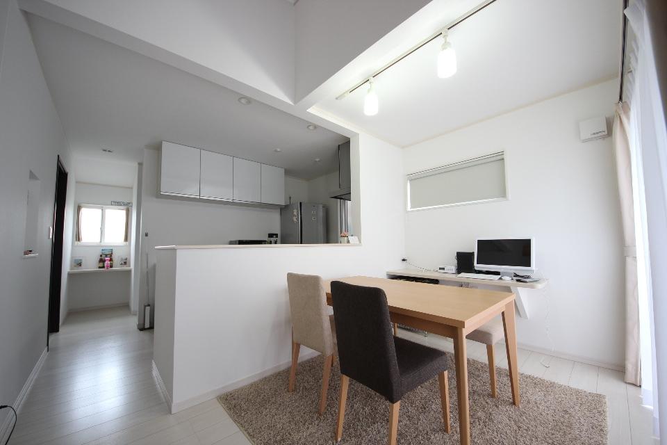 Other.  [Dining construction example photo] It will be in the space a very feeling of freedom by making the dining room top to slope ceiling.