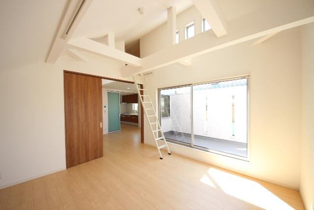Same specifications photos (Other introspection).  [Living example of construction] The lighting window installed in the atrium gradient ceiling top, Sweep window is now living with a bright sense of liberation by which usually was adopted larger than the size.
