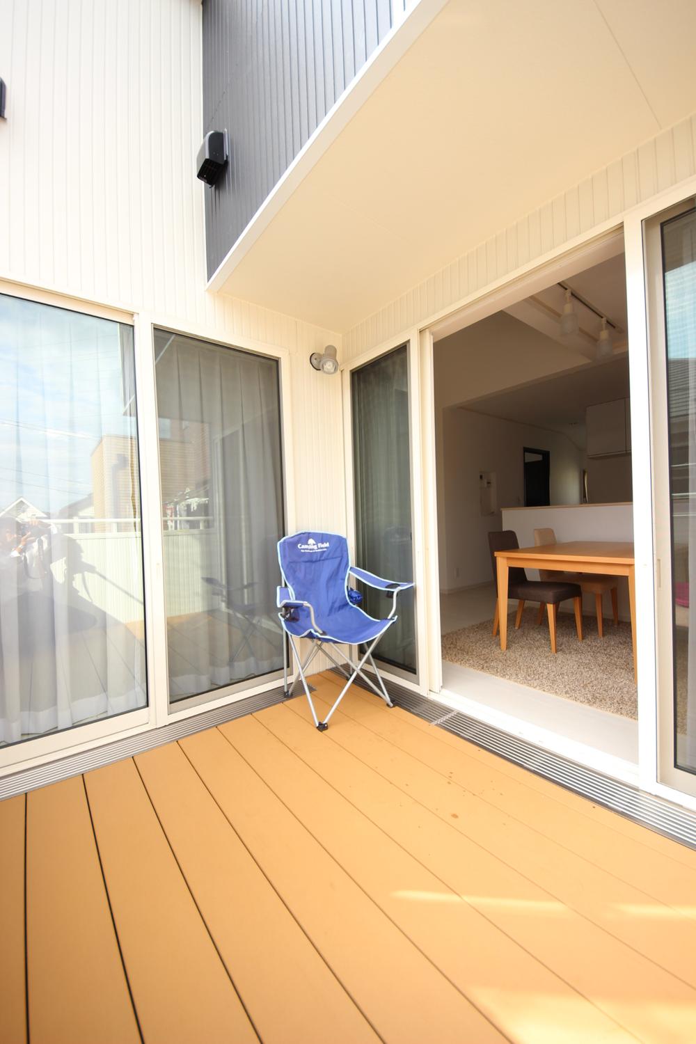 Balcony.  [Balcony construction example photo] It was in the wood deck balcony to living and a balcony in flat. Arru open living of the feeling of freedom will appear if you open the window.