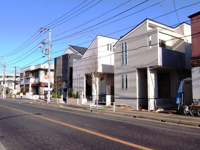 Local photos, including front road. Front road is safe because it is a public road of fully equipped width 16m of sidewalk.