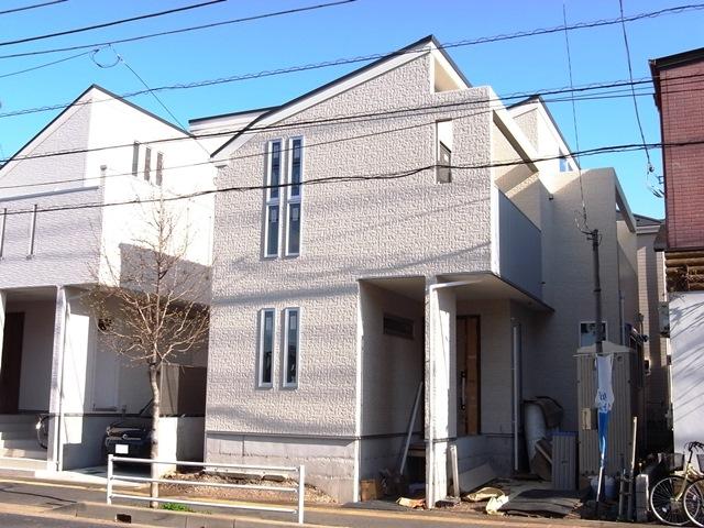 Local appearance photo.  [Local appearance photo]  Living has become a blow-slope ceiling with a height, Installing a large window at the top FIX. It incorporated a lot of daylight, Brightness and release