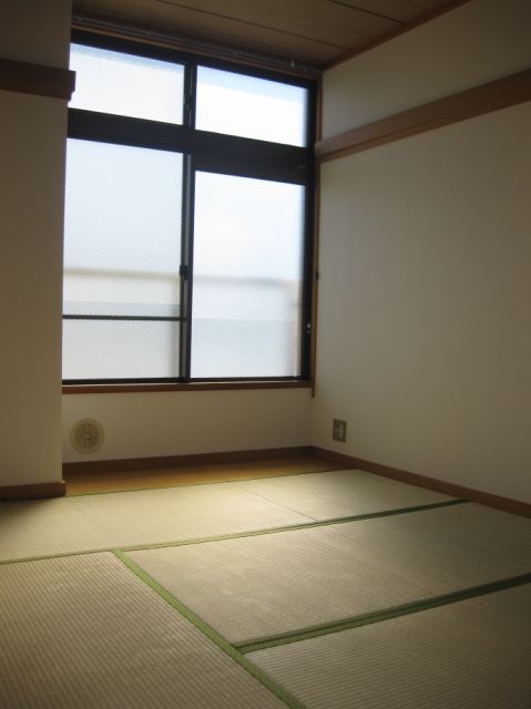 Living and room. Japanese-style room is about 4.5 Pledge.