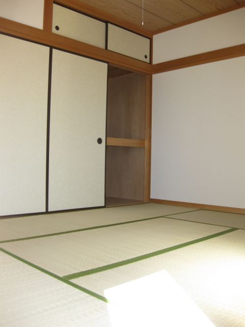 Living and room. Japanese-style room is about 6 Pledge. Closet comes with.