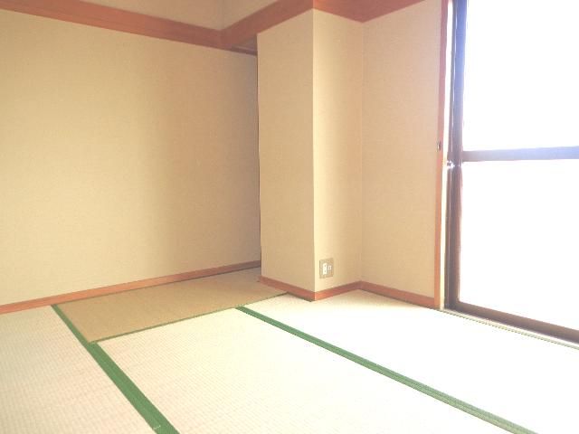 Living and room. Japanese-style room is about 6 Pledge. Closet comes with.