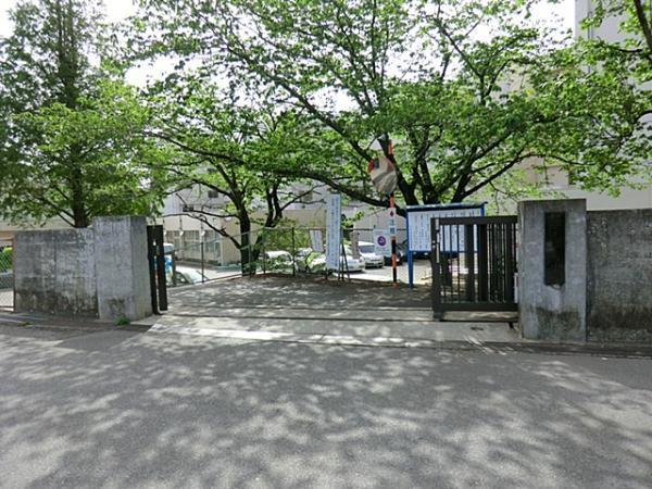 Primary school. Kotehashidai 29-minute walk from the 2300m elementary school to elementary school.