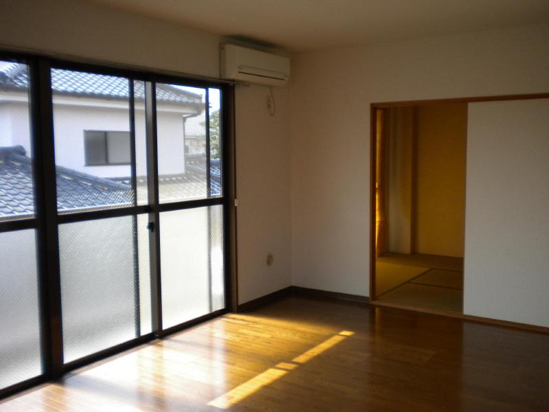 Living and room. Large living ・ Japanese and Tsuzukiai