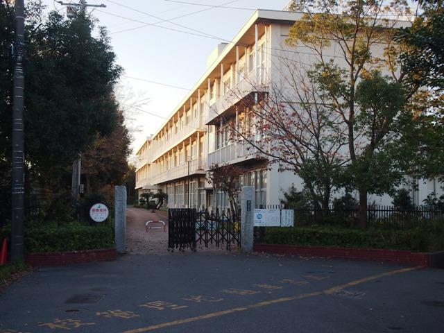 Primary school. 870m to field elementary school