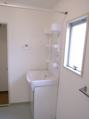 Washroom. Typical indoor photo There Maeru independent vanity also towels and daily necessities