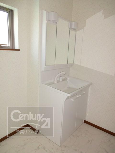 Wash basin, toilet. Large vanity