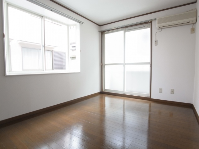 Living and room. There are Western-style bay window.