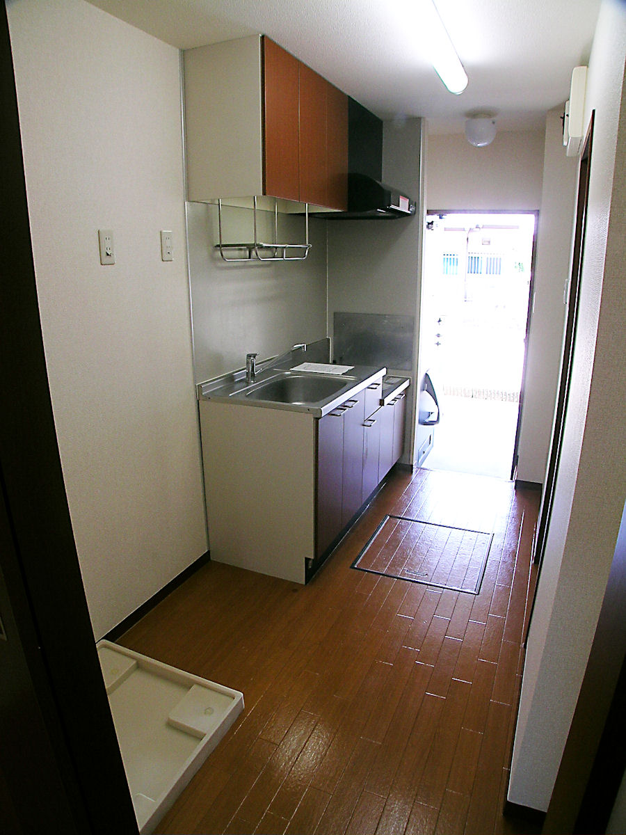 Kitchen. Kitchen left next to the refrigerator storage ☆ Next to it has become in the washing machine Storage